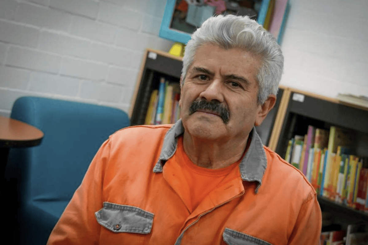 El Profe Julio: el bibliotecario de la Cárcel Distrital que escribe su historia
